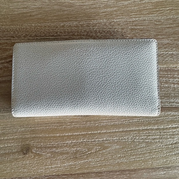 Kate Spade pebbles leather bifold wallet with snap closure. - Picture 2 of 10